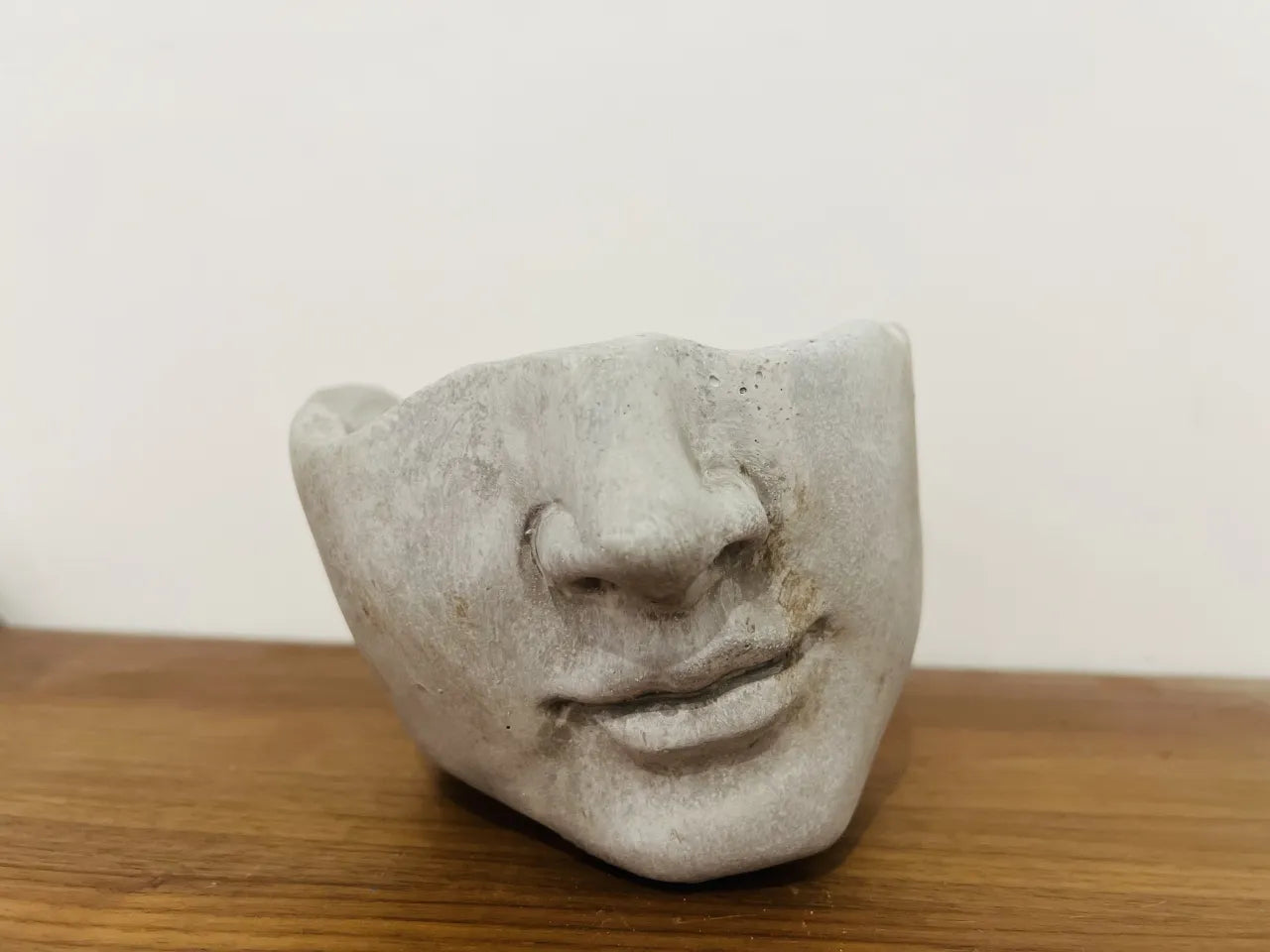 Świece w pojemnikach betonowych