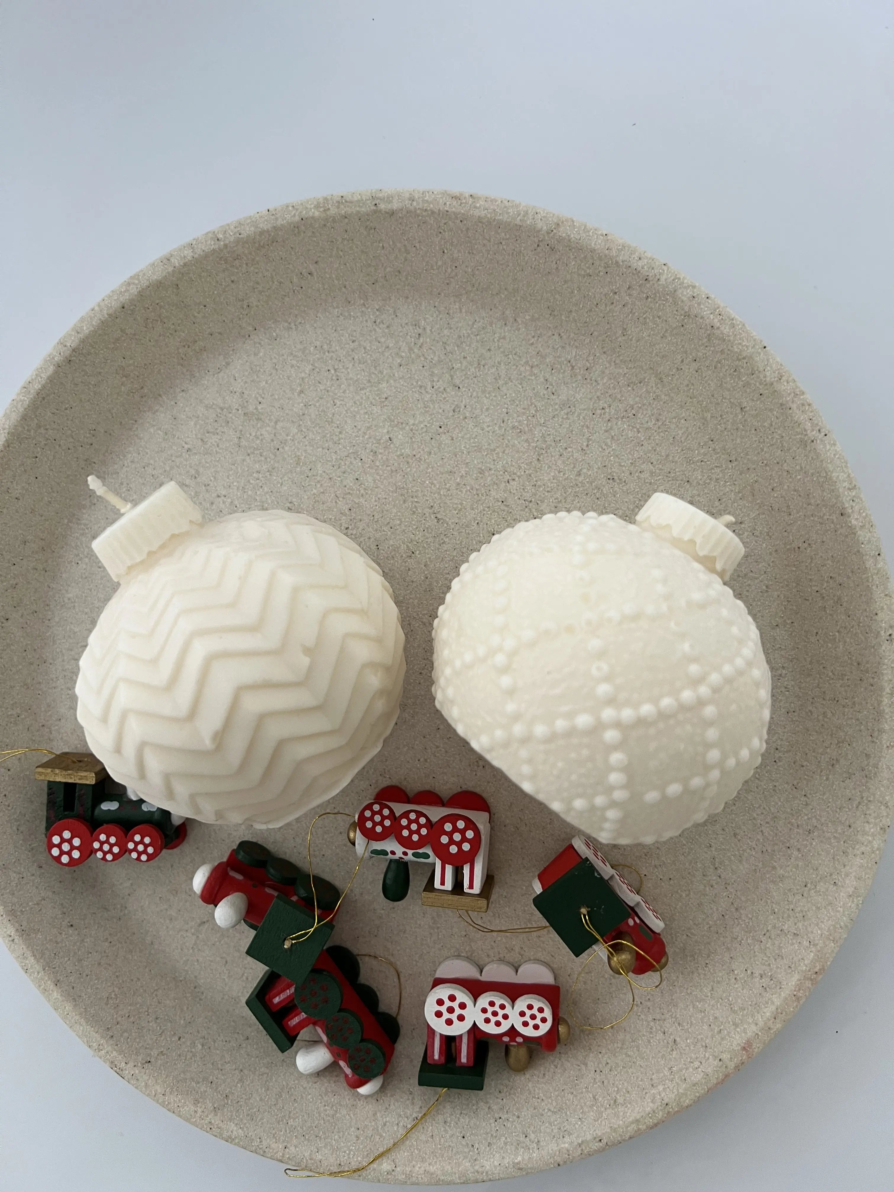 Świeca sojowa świąteczna bombka