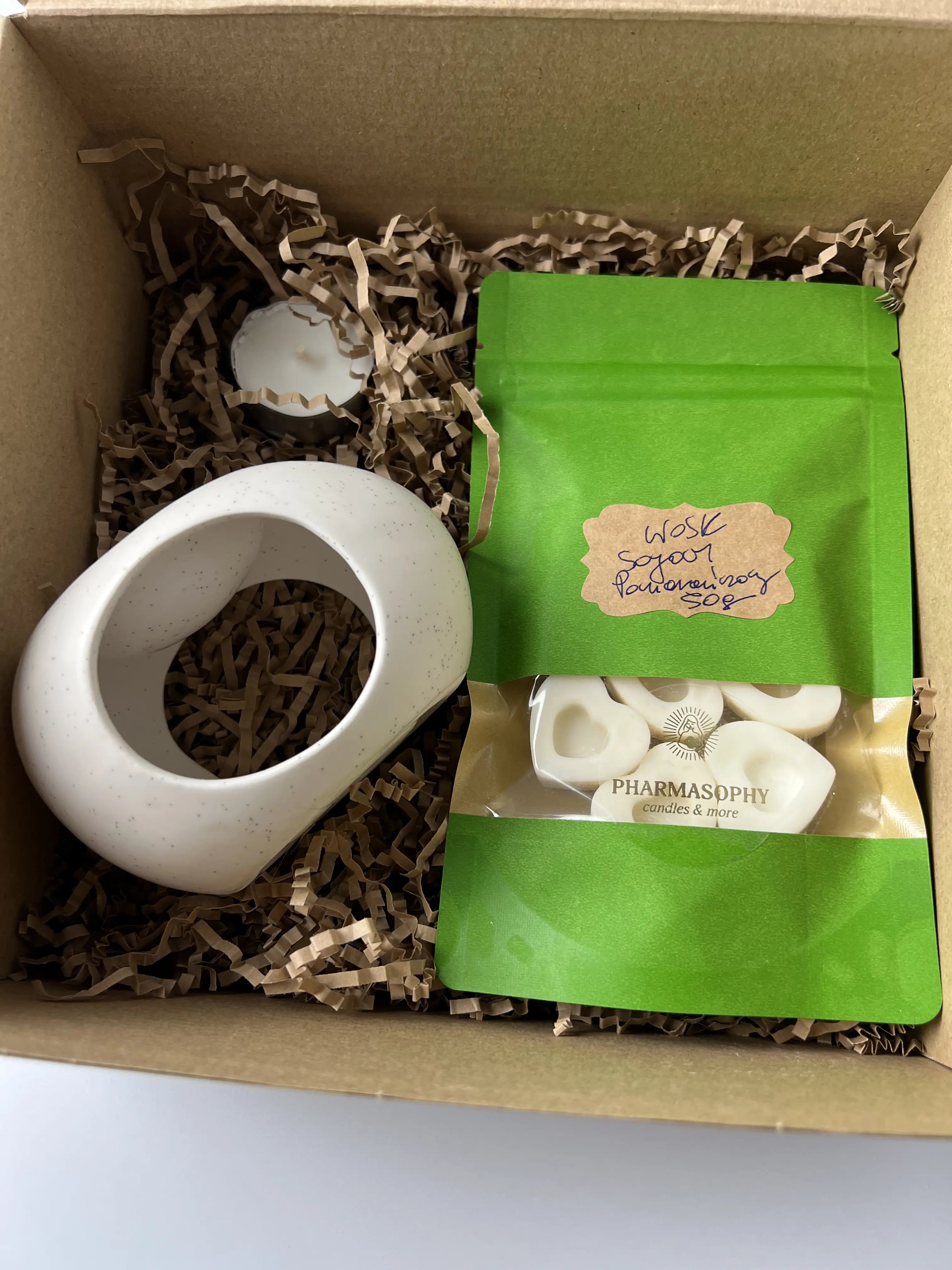 Zestaw prezentowy minimalistyczny kominek i woski zapachowe