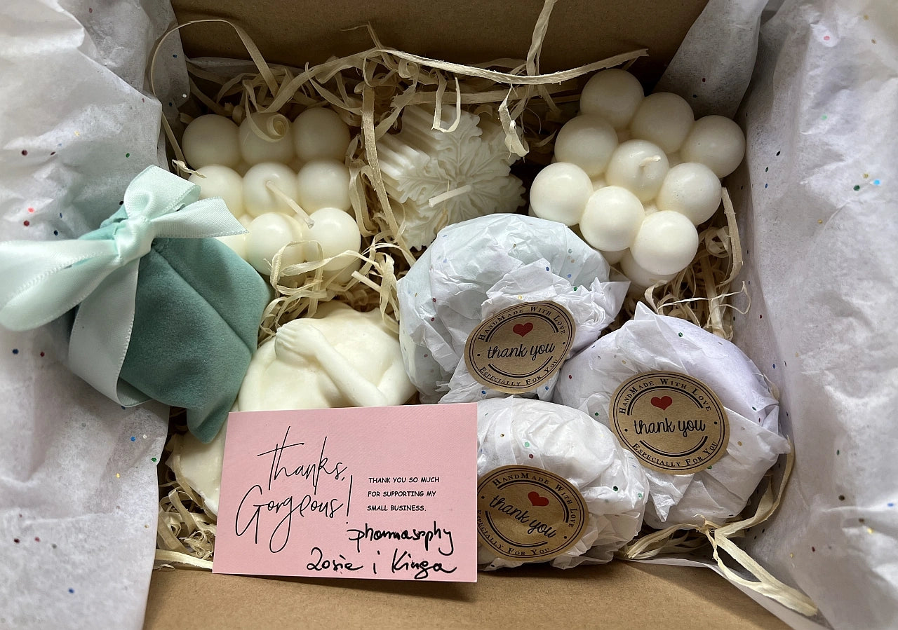 świeczki leżące w pudełku prezentowy