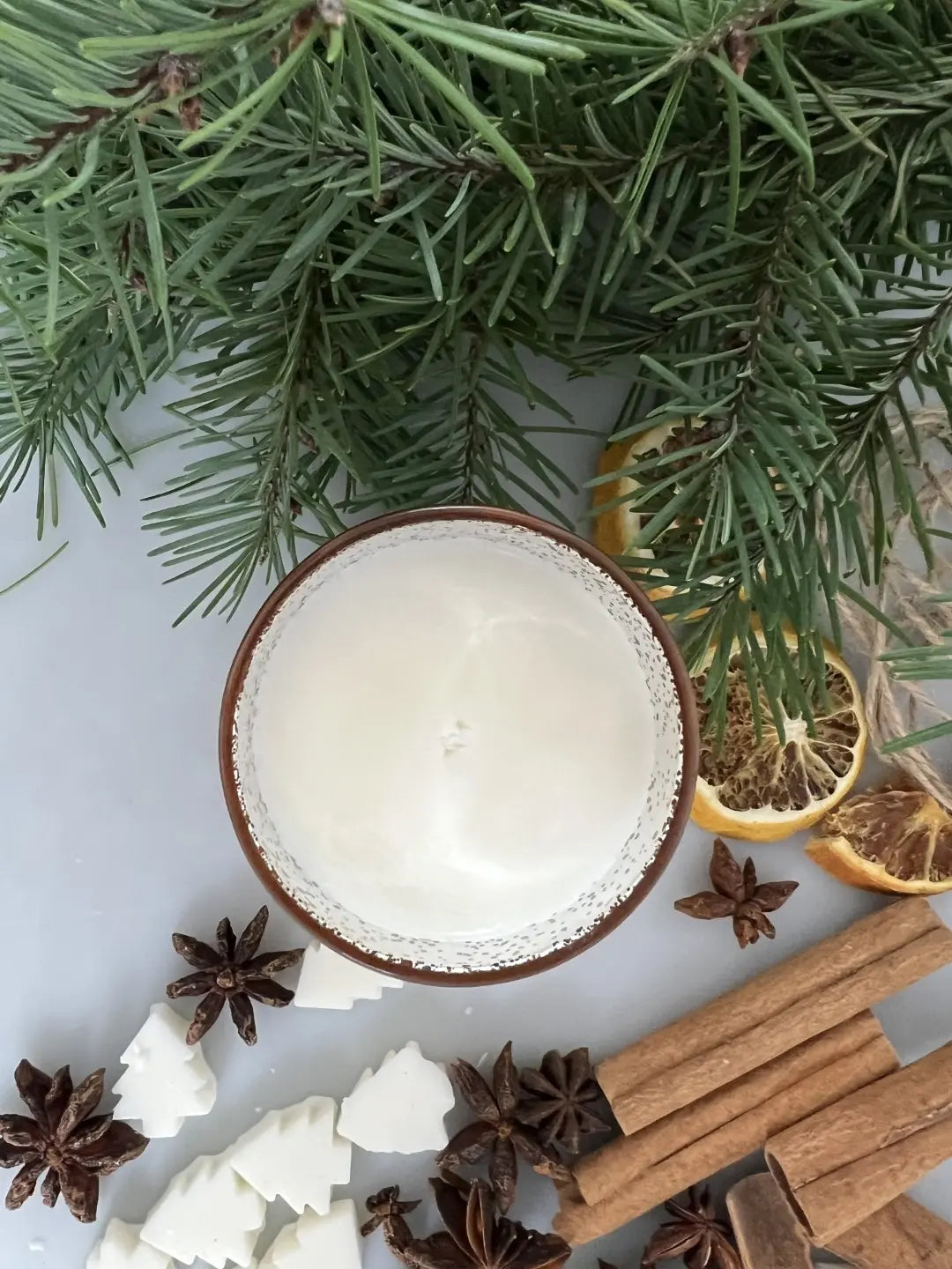 Świąteczna świeca w złotym szkle